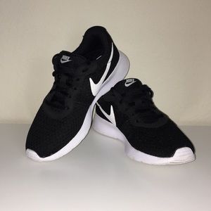 Women’s Black & White Nike Tanjuns🖤
